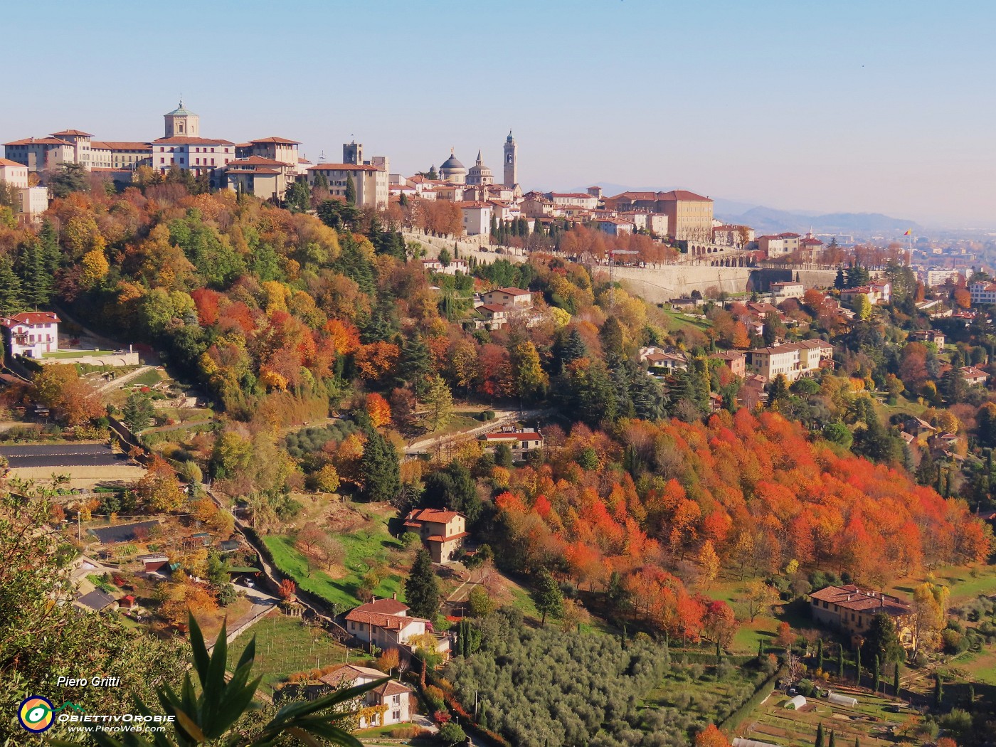 02 Da via Sudorno splendida vista su Bergamo Alta colorata d'autnno inoltrato.JPG